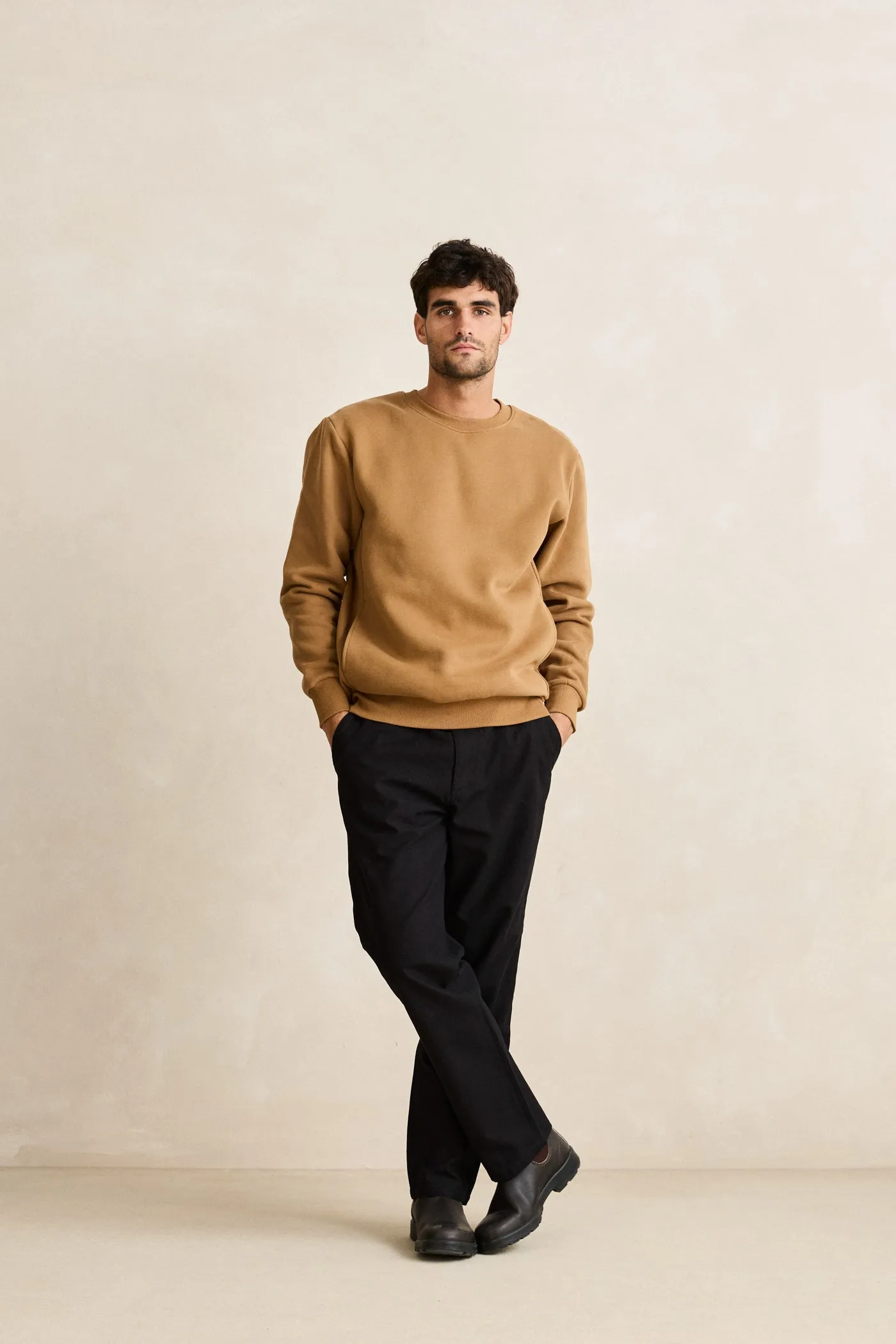 Classic Fleece Crew Ochre Hiking Essential goes with boots