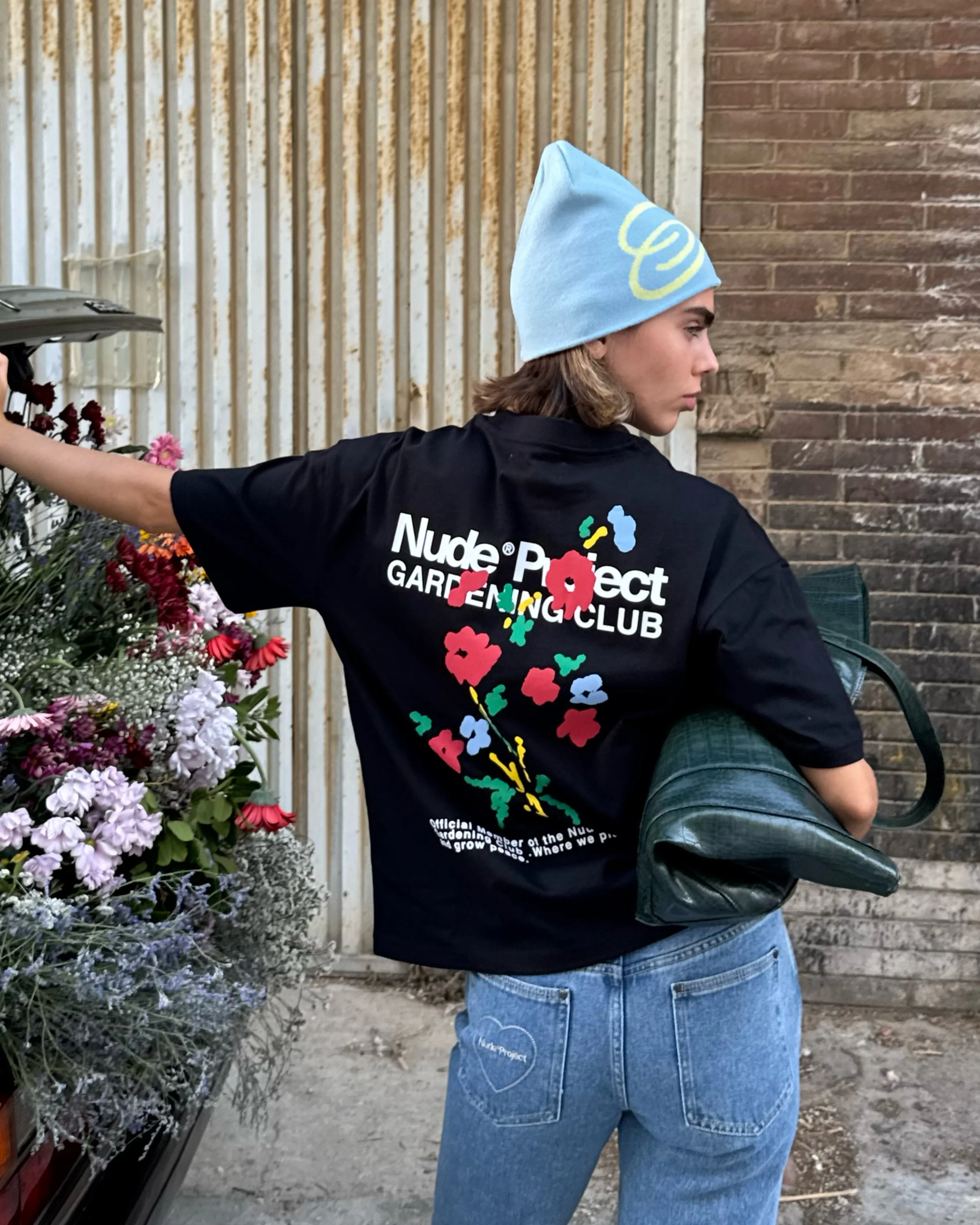 Floreta Tee Black Scoop neck femininity Roomy Comfort