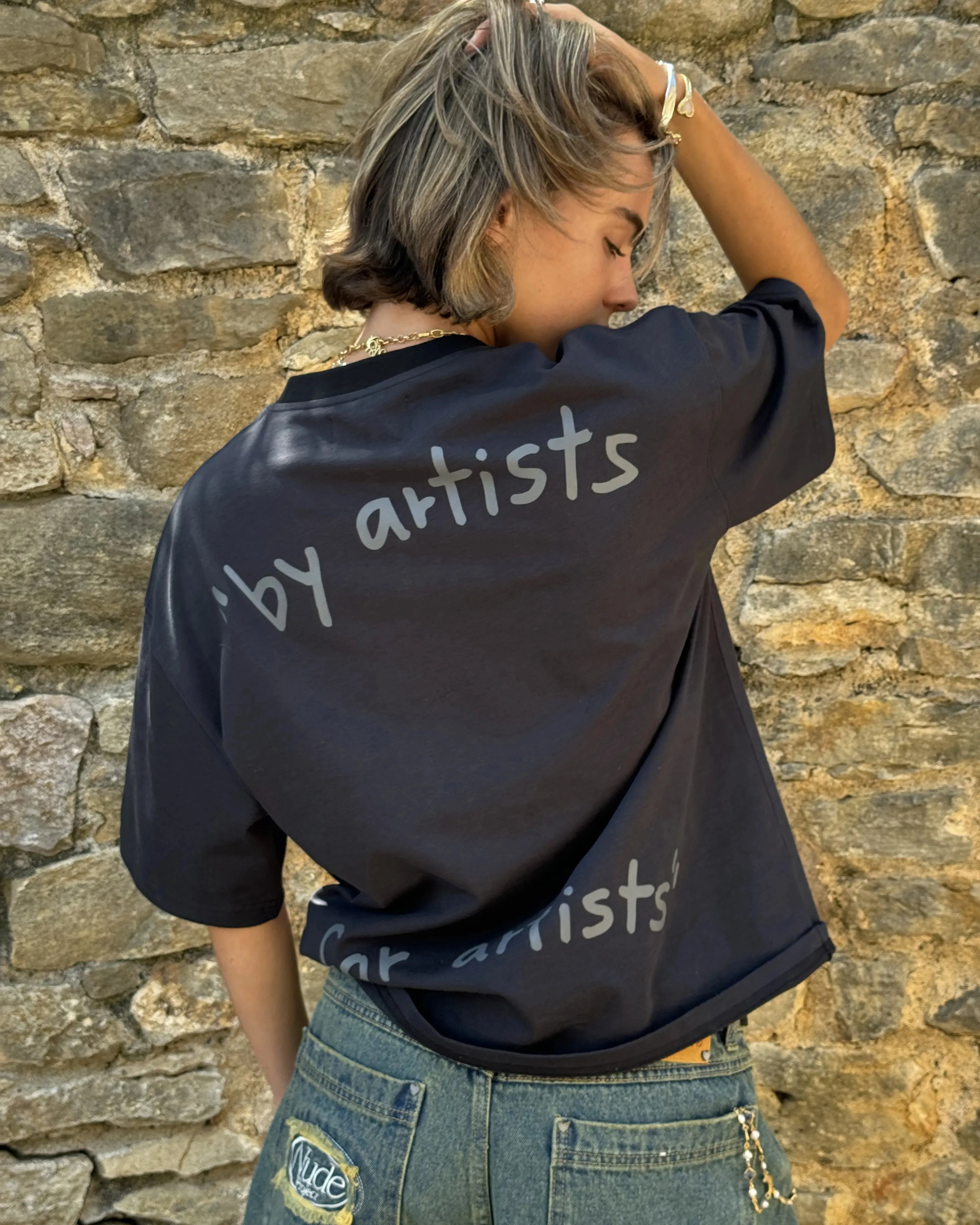 Motto Tee Black perfect for all-day wear